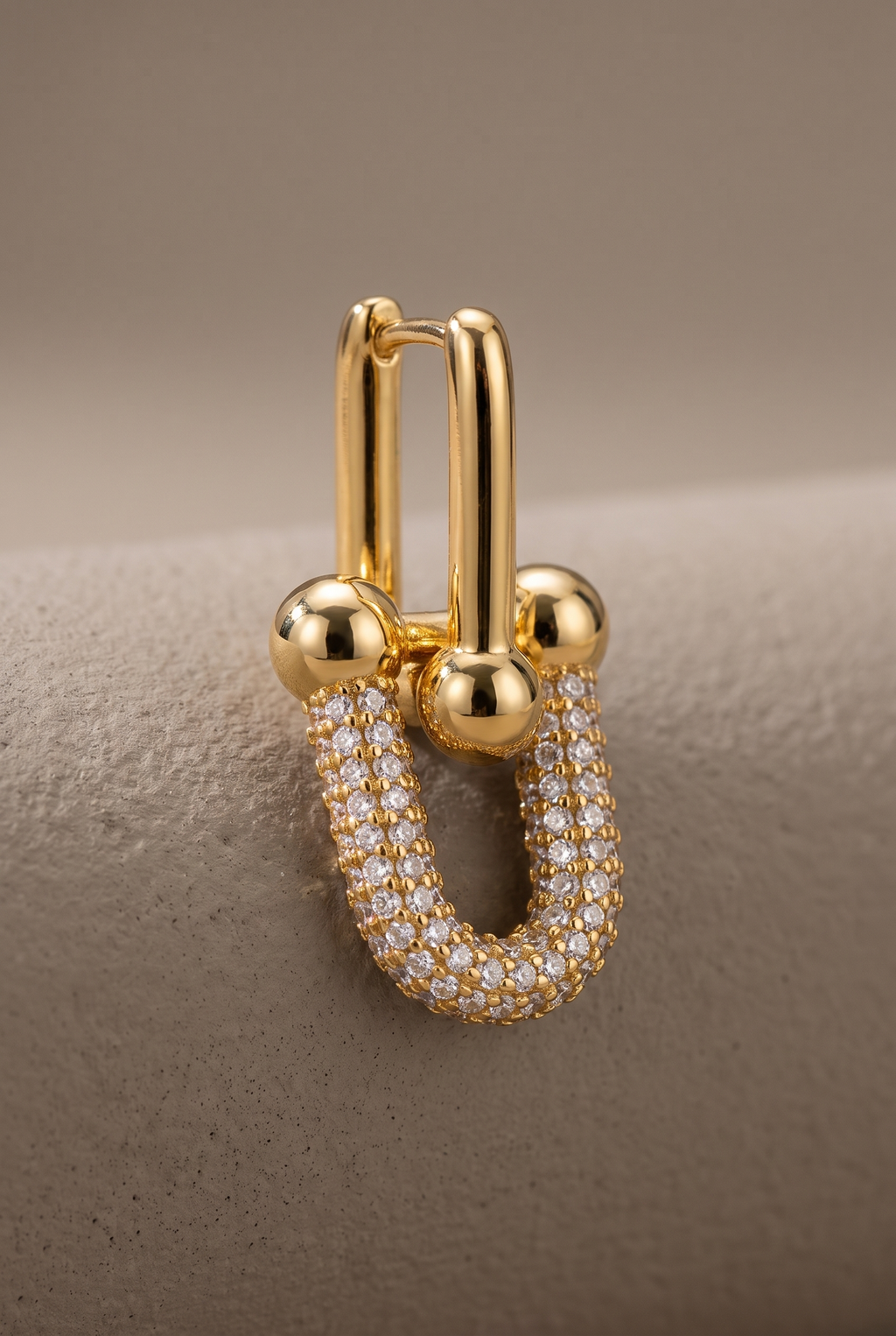 Close-up of the ball-ended hoop and pave U link